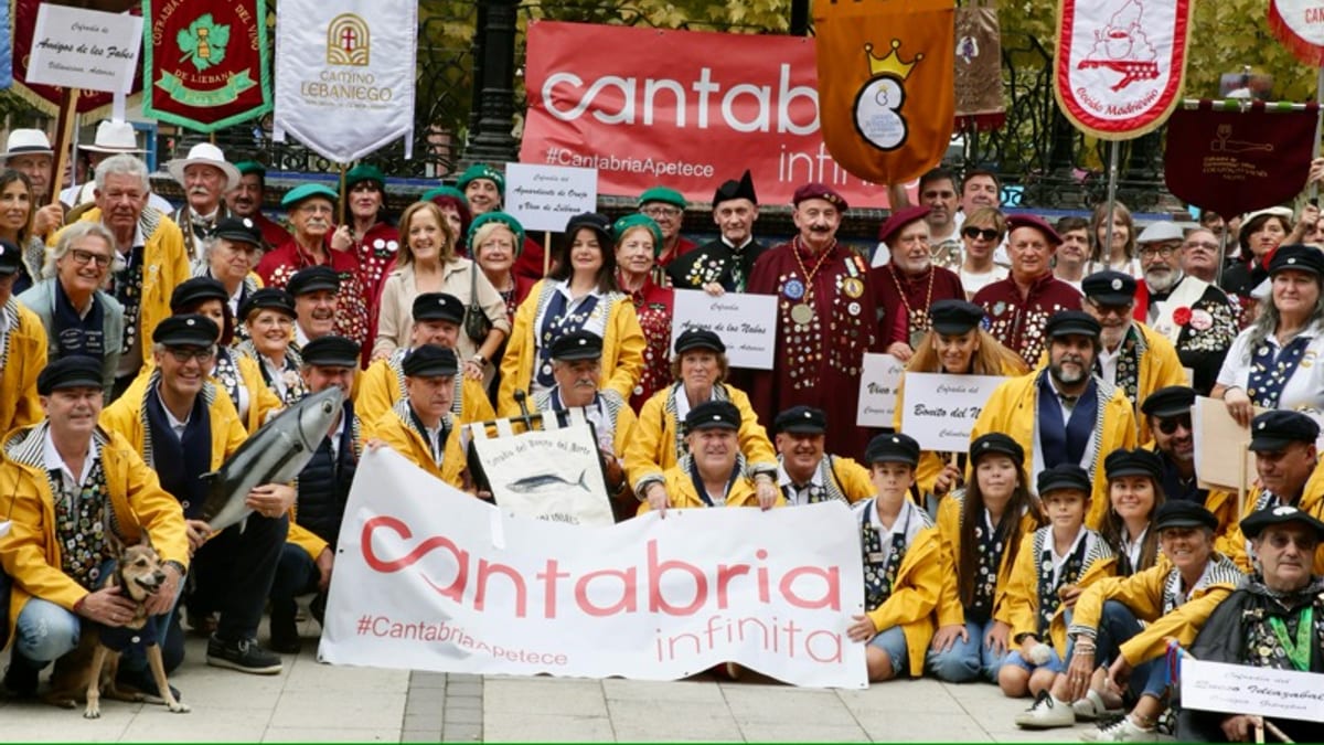 Pancarta con texto 'Cantabria infinita' durante el VII Capítulo de la Cofradía del Bonito del Norte de Colindres