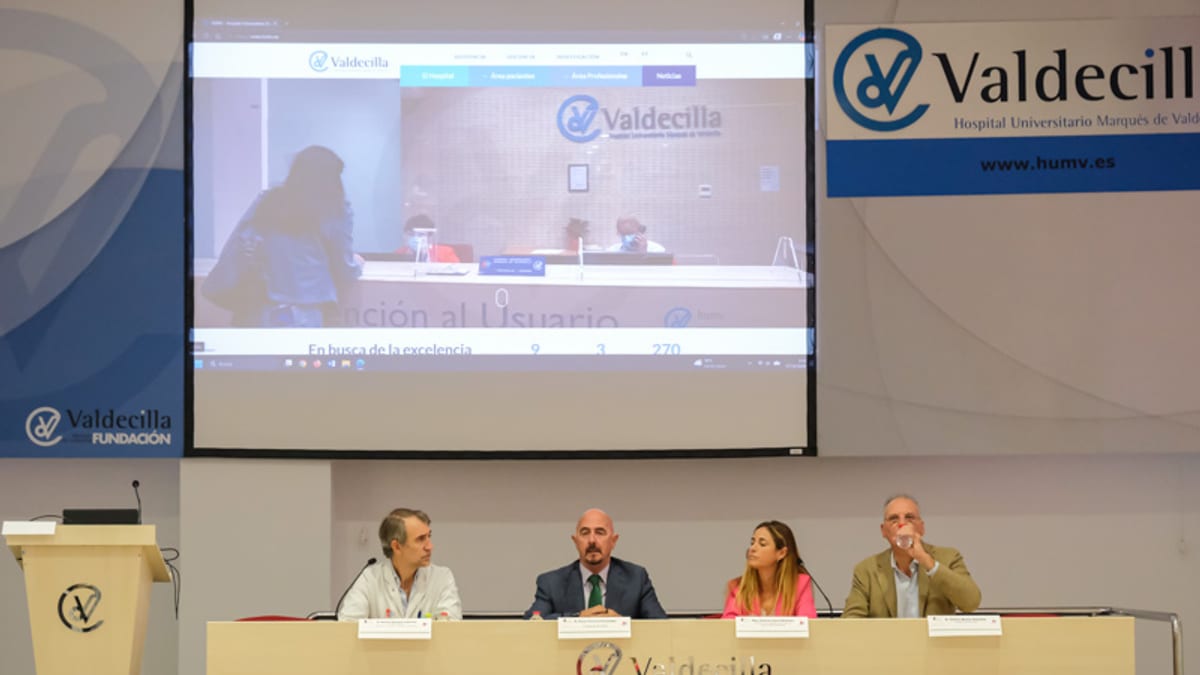 Carteles informativos del Hospital Universitario Marqués de Valdecilla sobre iniciativa de atención sanitaria centrada en el paciente