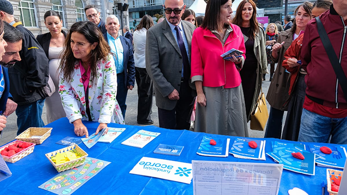 Acto conmemorativo del Día Mundial de la Salud Mental en Santander con participación de ciudadanía alrededor de mesa informativa