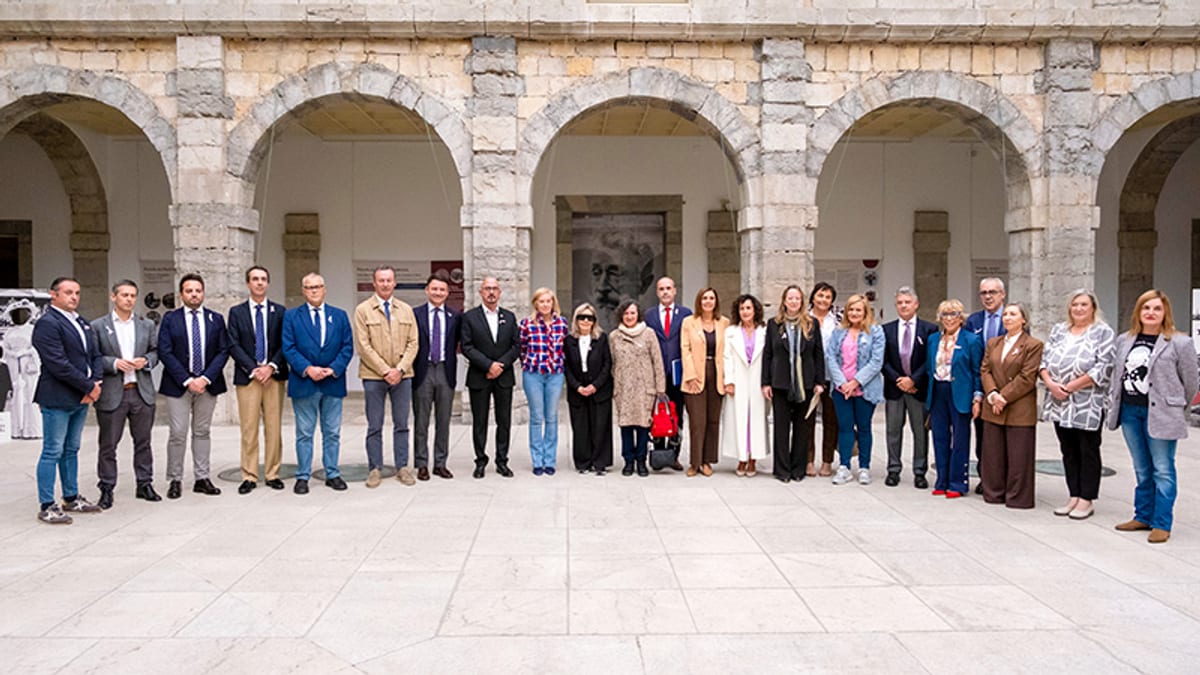 Grupo de personas en acto de presentación del manifiesto sobre cáncer de mama en la Consejería de Salud de Cantabria
