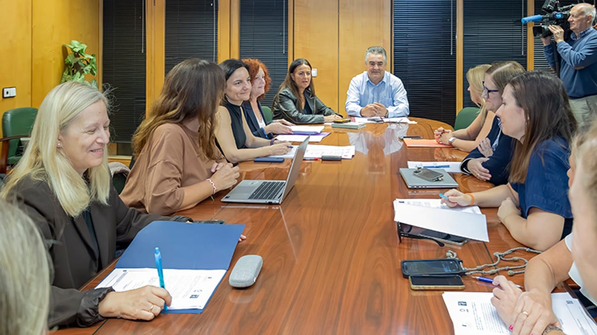 Reunión de la Comisión para la Integración de la Perspectiva de Género en los Presupuestos de Cantabria presidida por la consejera Gómez del Río