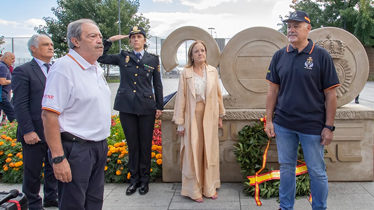 Ceremonia de homenaje a las víctimas del terrorismo con la presencia de autoridades y flores depositadas en monumento