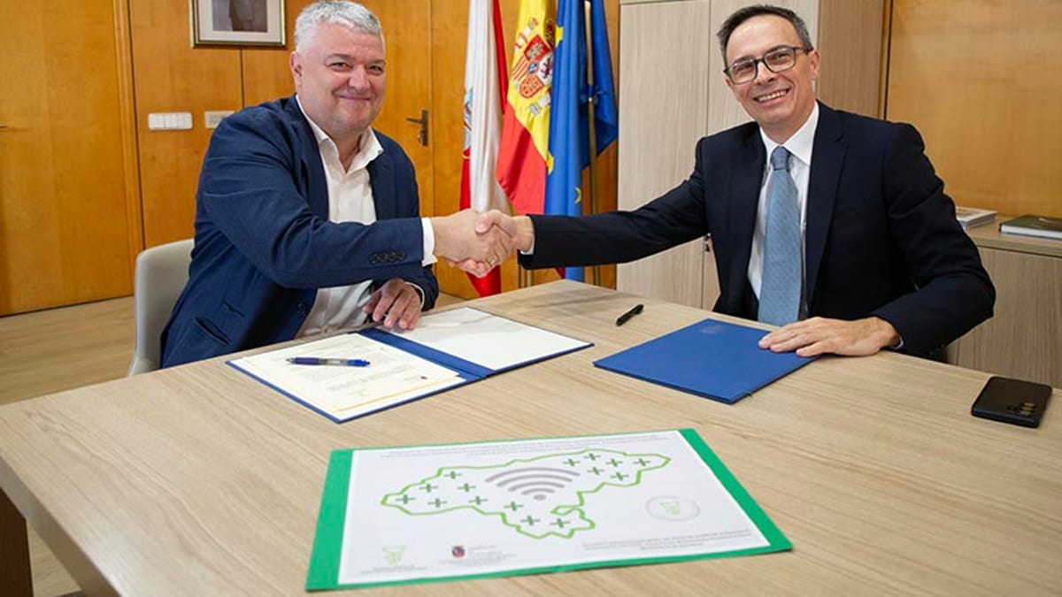 El consejero de Economía de Cantabria y el presidente del Colegio de Farmacéuticos estrechan manos tras la firma del convenio de 125.000 euros