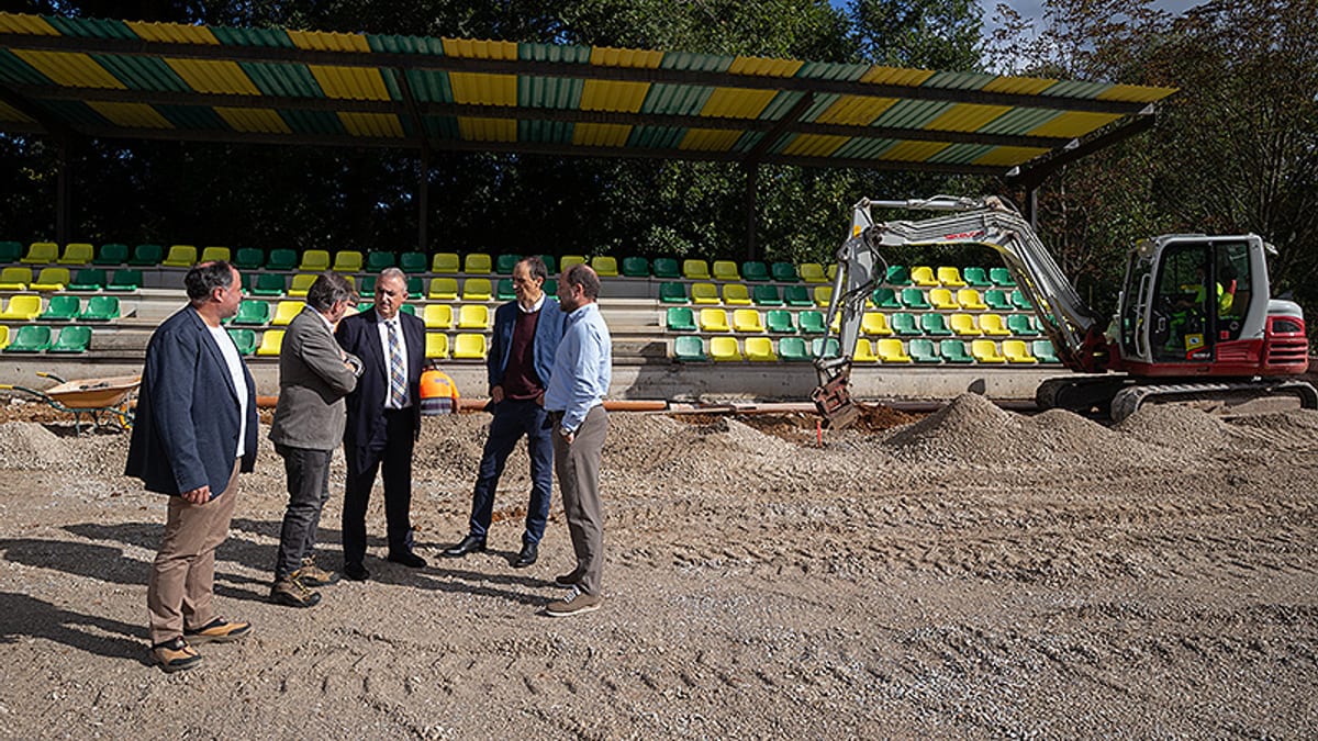 Obras de remodelación del campo de fútbol de Novales en Alfoz de Lloredo