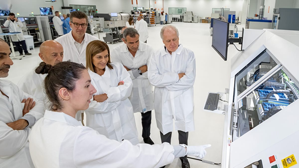 Grupo de investigadores en batas blancas de laboratorio en una instalación de investigación e innovación