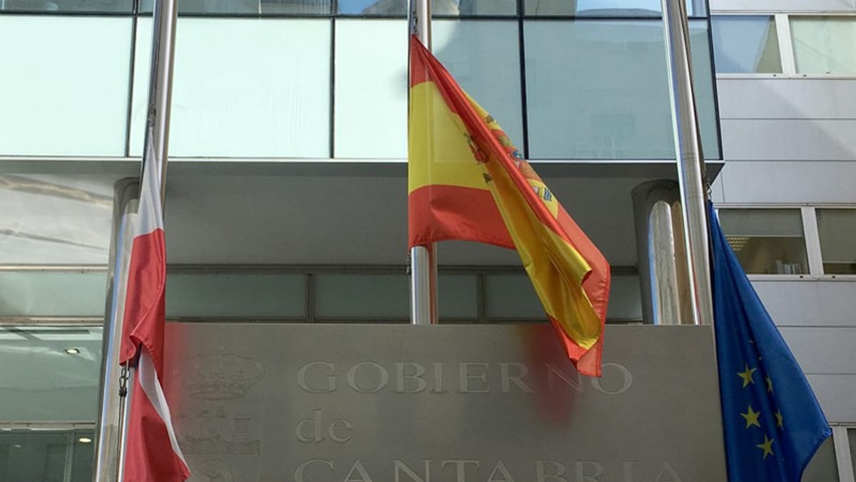 Bandera de Cantabria a media asta en señal de luto oficial