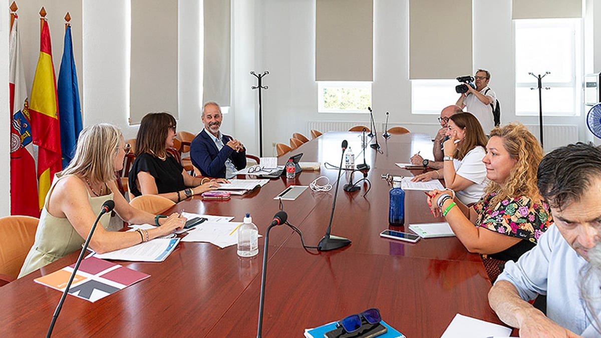 Reunión de la Consejería de Educación de Cantabria en torno a mesa de conferencias