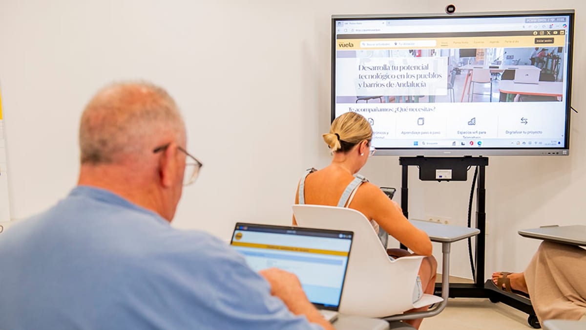 Pantalla que muestra el programa Capacita Rural con el lema 'Desarrolla tu potencial tecnológico en los pueblos y barrios de Andalucía' con imagen de una persona ante un monitor