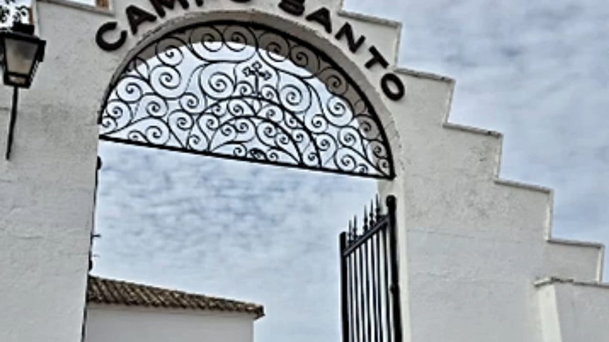 Capilla del Cementerio Municipal de Torrijos. Letrero del Ayuntamiento de Torrijos indicando Campo Santo y Cementerio Municipal