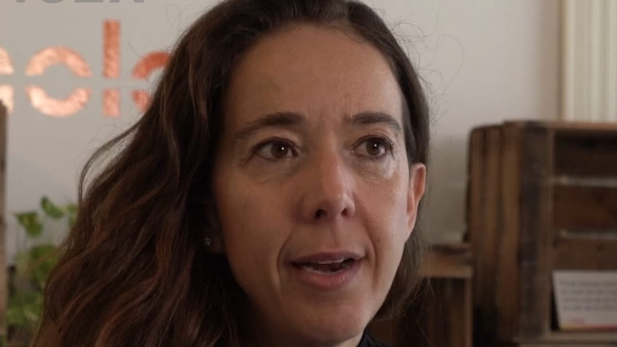 Carlota Pi i Amorós, cofundadora de Hola Luz, en la entrevista de Formación y Empleo sobre transición energética e internacionalización