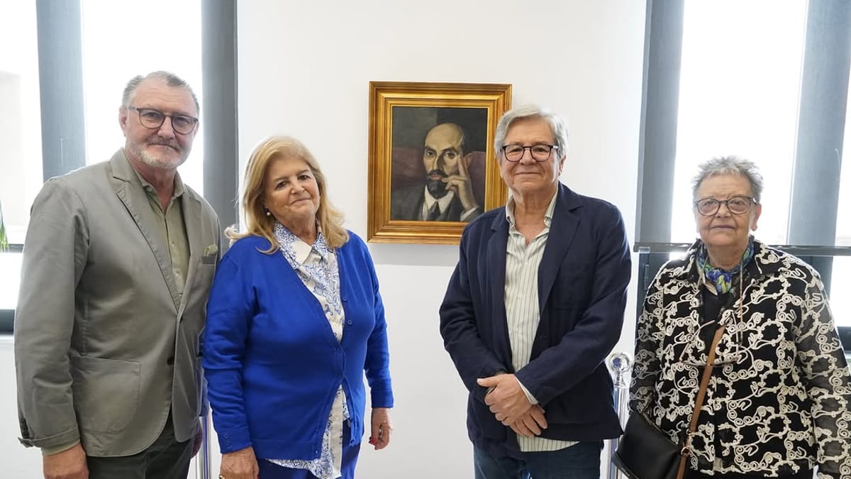 Carmen Hernández-Pinzón, sobrina nieta del Premio Nobel Juan Ramón Jiménez, recorre la exposición junto al vicepresidente de la Diputación de Huelva y el pintor Pedro Rodríguez en la Sala de la Provincial