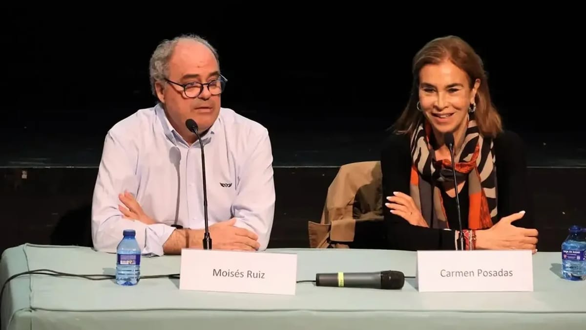 Carmen Posadas y Moisés Ruiz durante el encuentro literario en el Coliseo de la Cultura de Villaviciosa de Odón