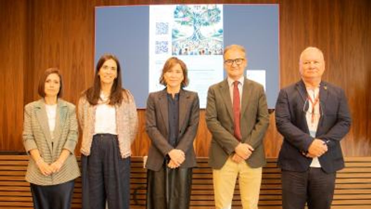 Carmen Uriol y profesionales en encuentro sobre participación parlamentaria organizado por la Generalitat y Universidad CEU Cardenal Herrera