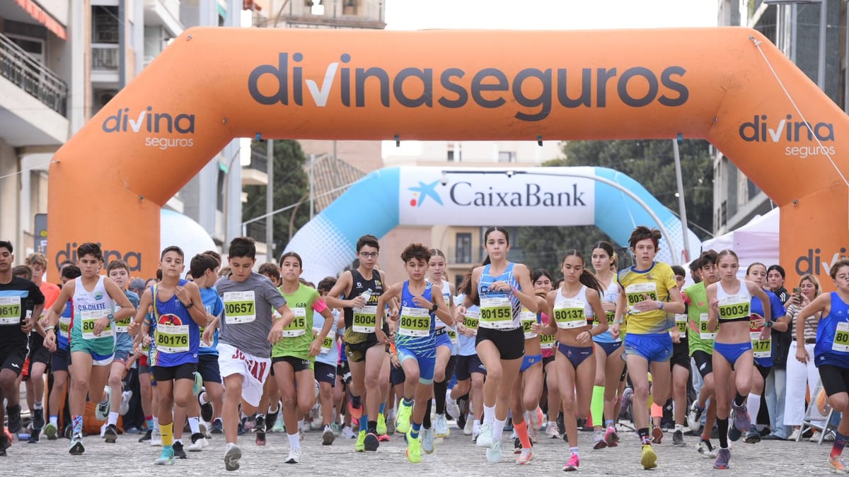 Participantes corriendo en la Carrera Casco Antiguo CaixaBank del Circuito Divina Seguros en Sevilla