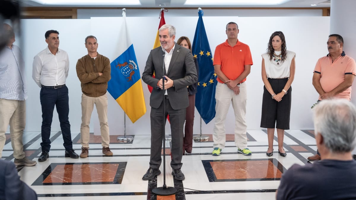 Fernando Clavijo preside la firma del acuerdo de carrera profesional con representantes de organizaciones sindicales en Canarias