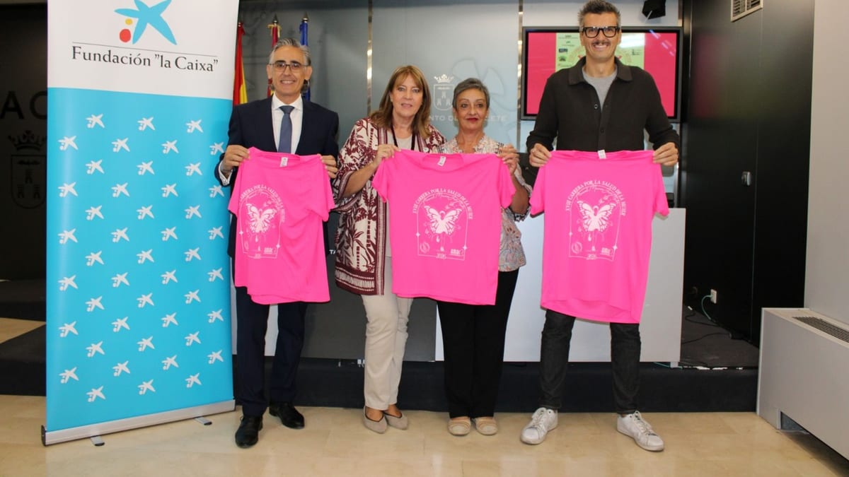 Participantes en la Carrera por la Salud de la Mujer vistiendo camisetas rosa con el logo de AMAC y la Fundación la Caixa