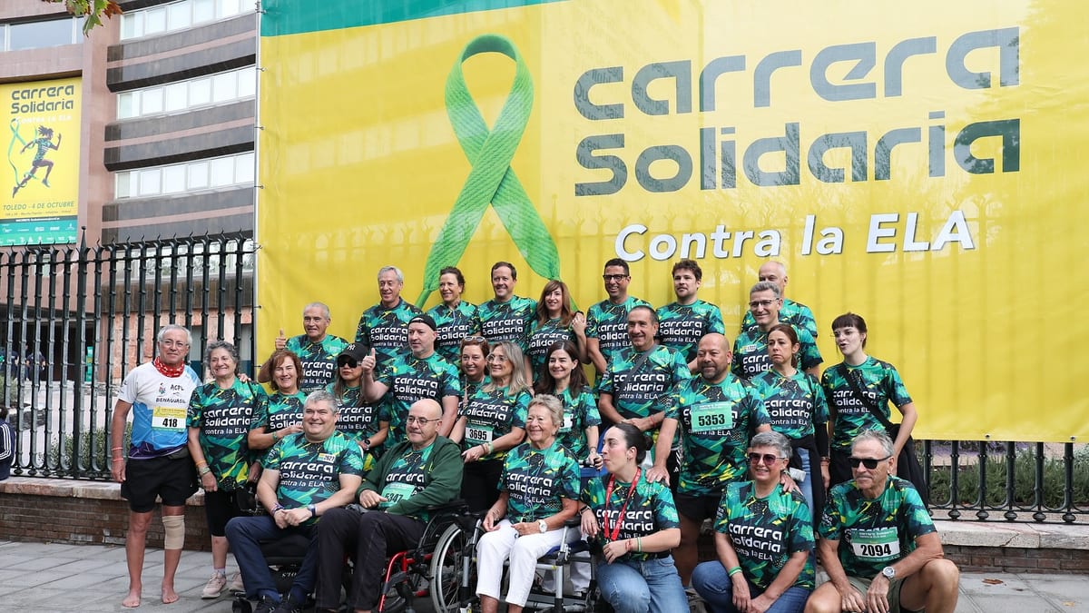 Participantes en la Carrera Solidaria contra la ELA en Toledo, con dorsales visibles, corriendo por las calles de la ciudad