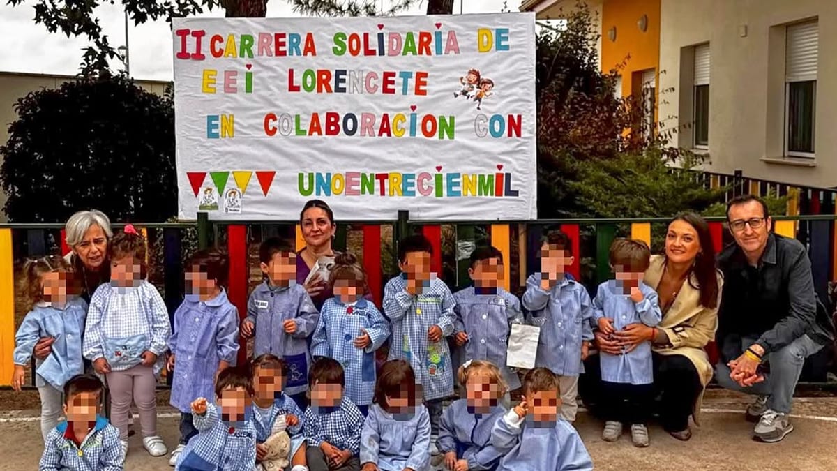 Participantes en la II Carrera Solidaria de la Escuela Infantil Municipal Lorencete de Tomelloso en colaboración con la Fundación Unoentrecienmil