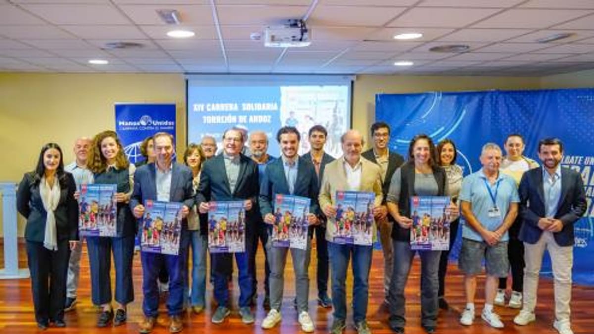 Grupo de personas en evento de promoción de la XIV Carrera Solidaria a favor de Manos Unidas en Torrejón de Ardoz