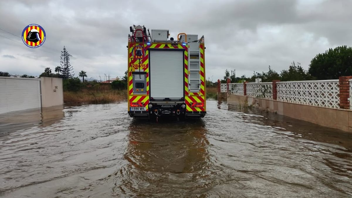 Vehículo de emergencia de la Diputación de Valencia en operativo de carreteras cerradas por alerta de lluvia