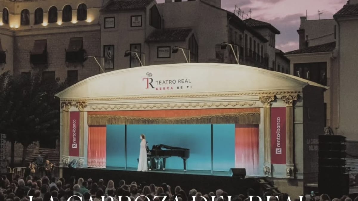 La Carroza del Real, escenario itinerante del Teatro Real, en la explanada del Casino de la Exposición de Sevilla para concierto de ópera y zarzuela
