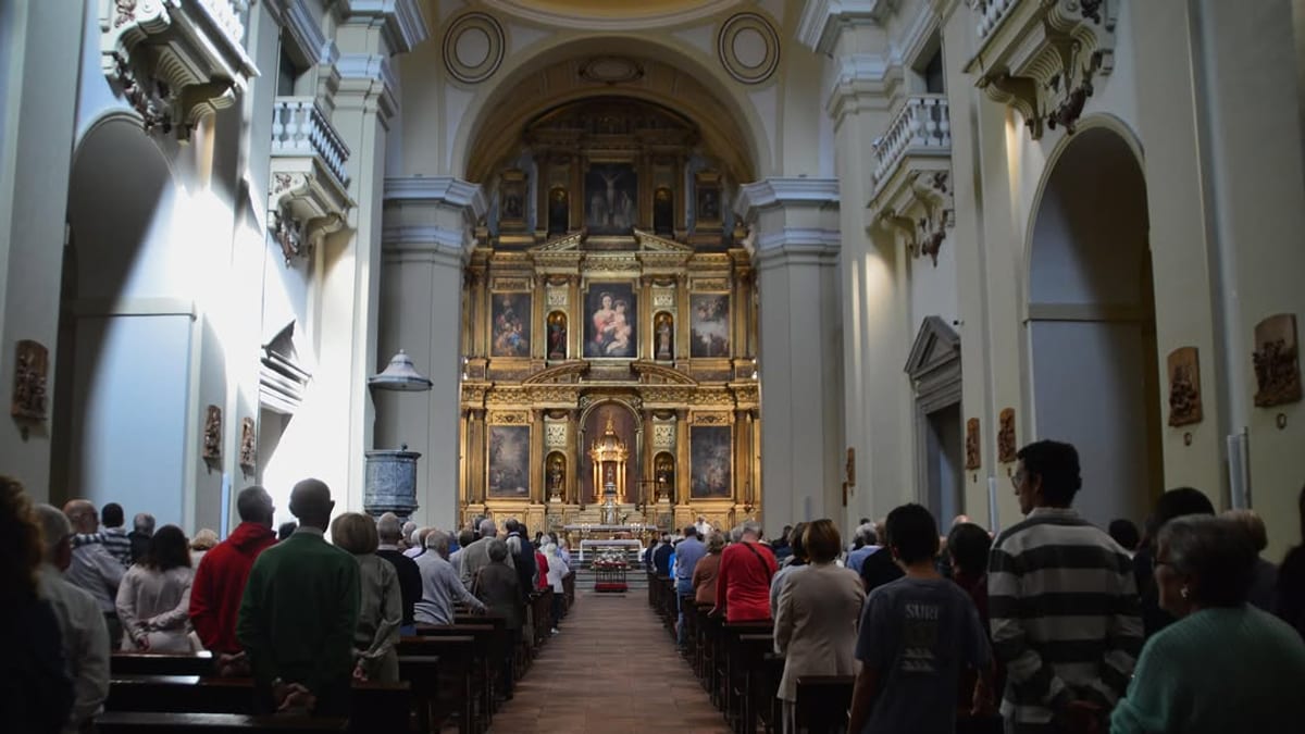 Interior de la Parroquia de Santa María la Mayor durante la Misa Baturra celebrada por la Casa de Aragón en honor a la Virgen del Pilar