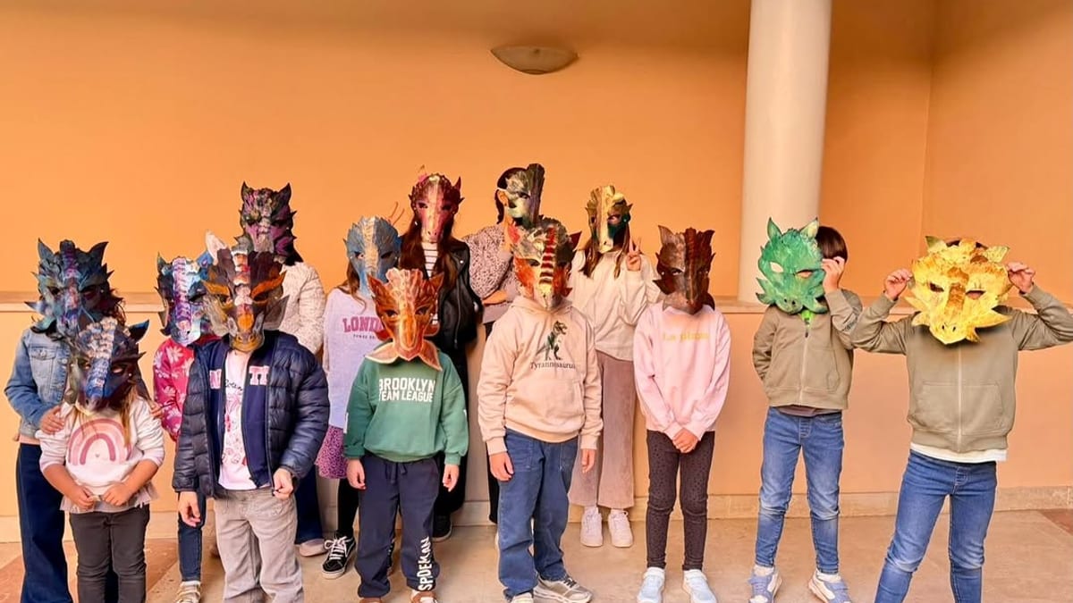 Niños participando en el Taller de Máscaras en la Casa de la Cadena de Pinto durante la programación Halloween 2026