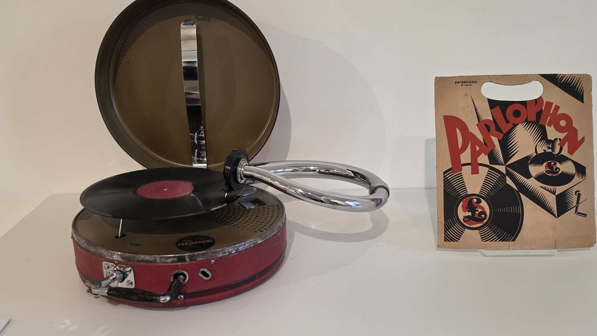 Cartel de la exposición 'Con la música a otra parte. La portabilidad del sonido' en la Casa de las Ciencias de Logroño