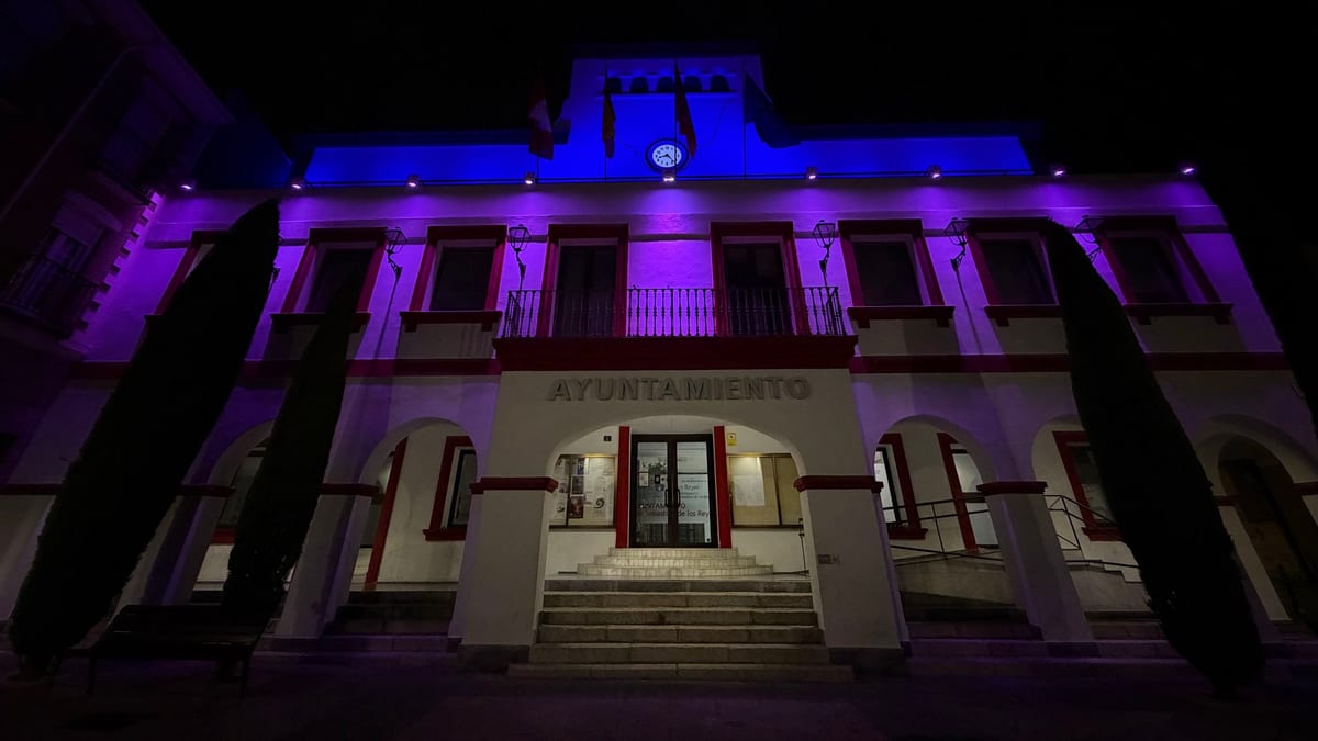 Casa Consistorial de San Sebastián de los Reyes iluminada en azul y rosa