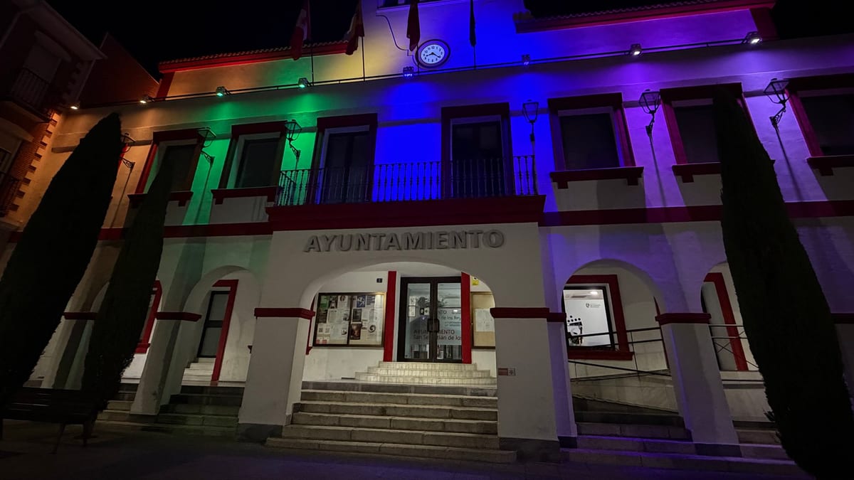 Casa Consistorial de San Sebastián de los Reyes iluminada en verde, azul, rosa y amarillo para el Día Mundial del Cáncer de Mama Metastásico