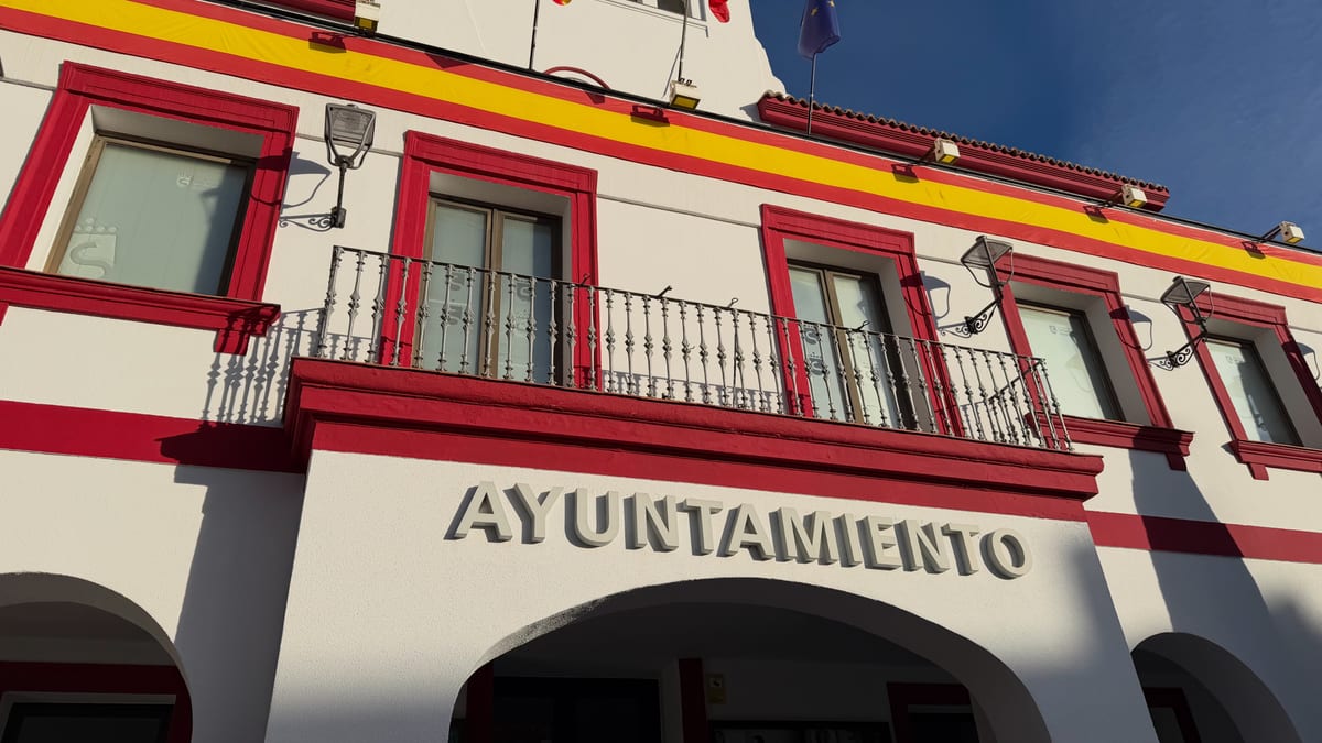 Fachada de la Casa Consistorial de San Sebastián de los Reyes engalanada para el 12 de octubre