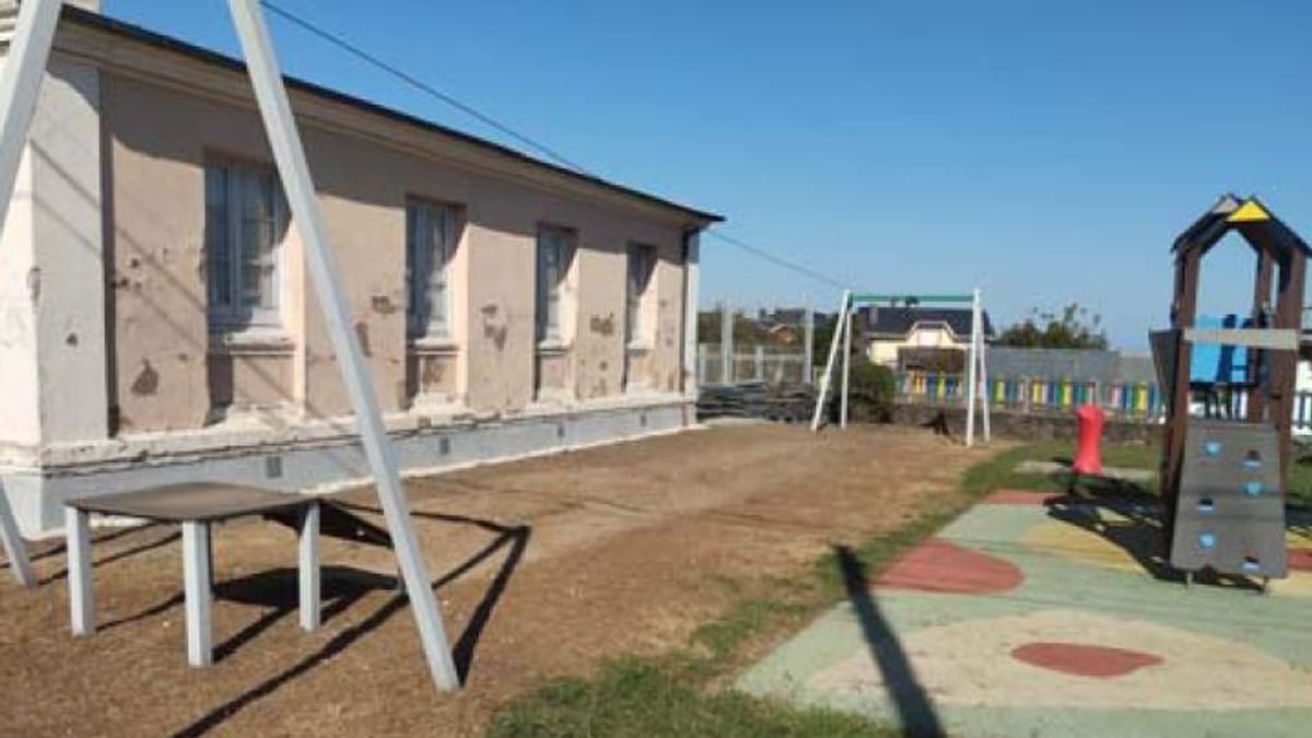 Fachada de la Casa de Cultura de Jardón-Perissé en Ortigueira, Coaña, tras la finalización de las obras de rehabilitación