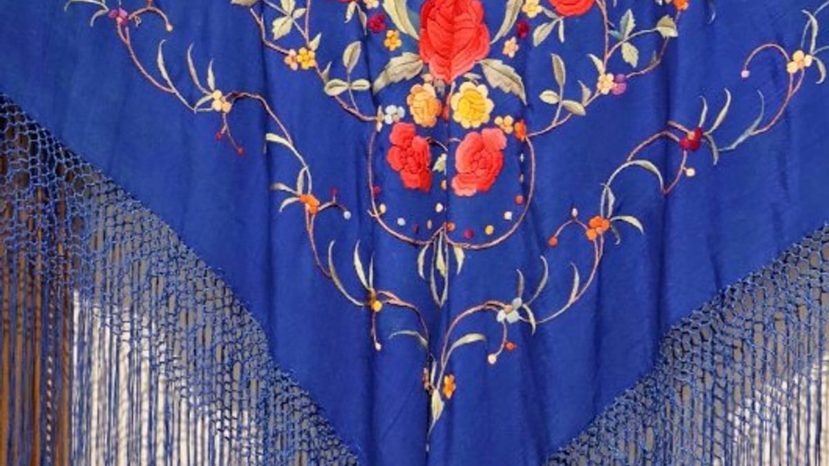 Mantón de Manila que lució Pastora Imperio reposa sobre diván del siglo XIX en la Casa de Iberoamérica de Cádiz