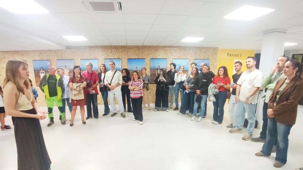 Inauguración de las exposiciones de arte en la Casa de la Juventud de Alcalá de Henares con presencia de las artistas y autoridades municipales