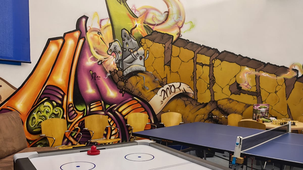 Zona de entretenimiento con mesas de air hockey y tenis de mesa en la Casa de la Juventud de Valdemoro