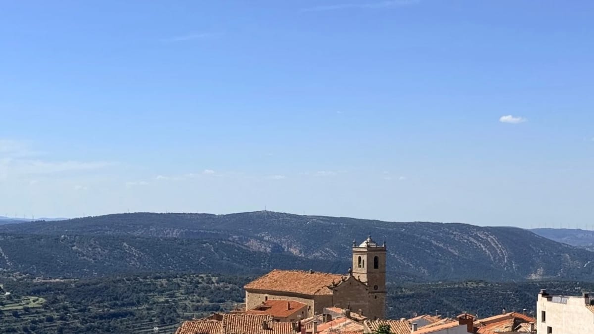 Paisaje natural de Castellfort, Castellón, destacando la belleza auténtica del municipio en contraste con la inteligencia artificial