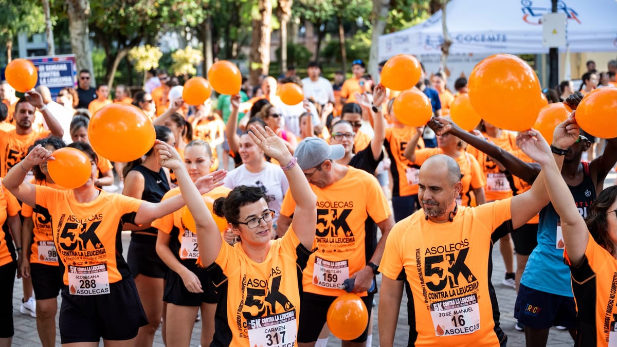 Participantes en la IV carrera 5K de ASOLECAS contra la leucemia en Castellón con camisetas naranjas