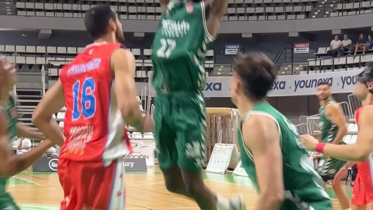 Público del Amics Castelló animando al equipo en el primer partido de baloncesto de la temporada contra CB Zaragoza