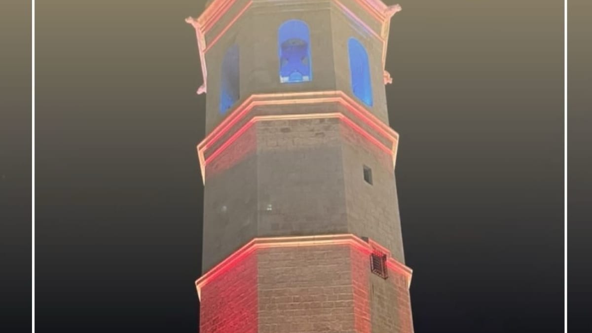 Cartel del Ayuntamiento de Castellón por el 9 de Octubre con los colores de la bandera valenciana