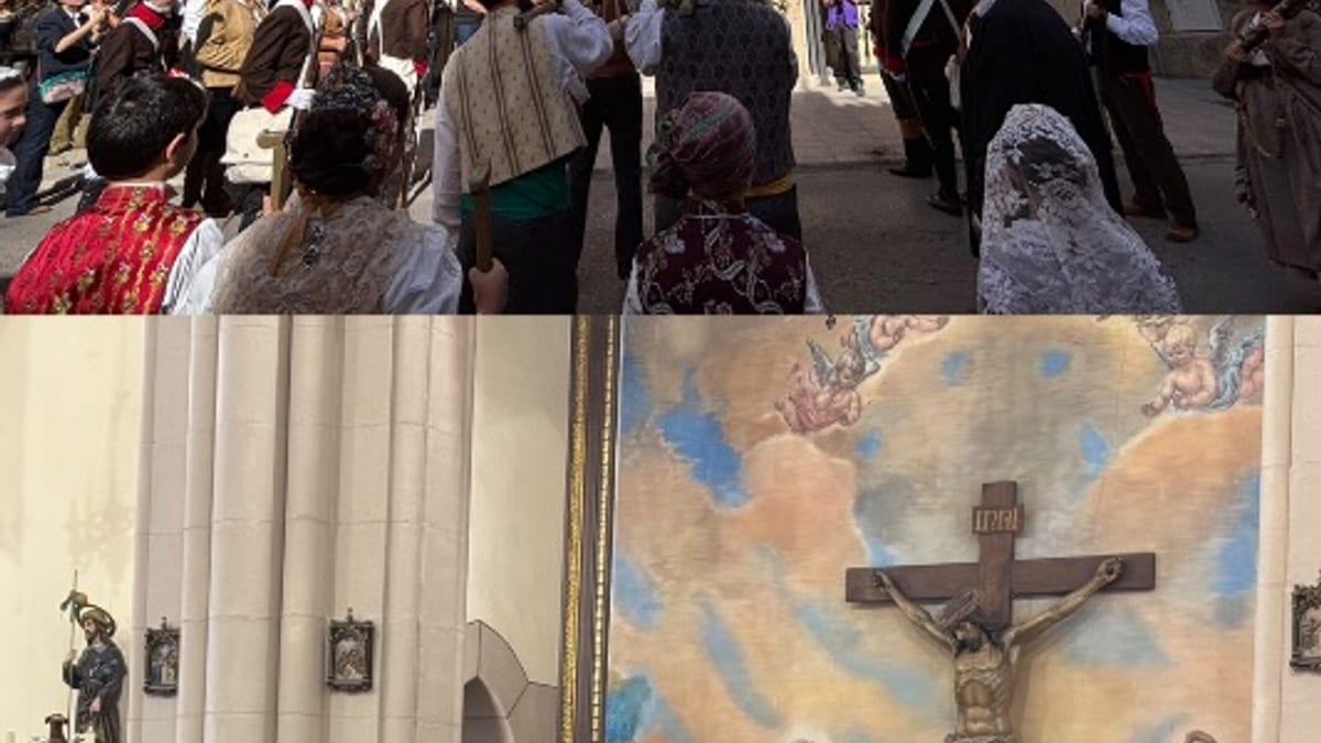 Procesión exterior con multitud de asistentes frente a la iglesia y ceremonia religiosa en el interior del templo durante las fiestas de Sant Roc en el barrio del Raval