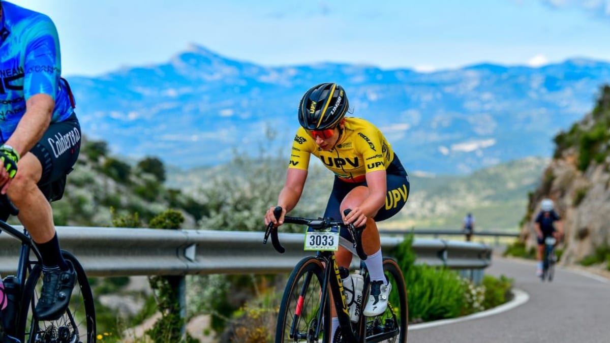 Ciclistas de élite internacional compitiendo en una carretera de la provincia de Castellón durante una prueba de ciclismo de ruta