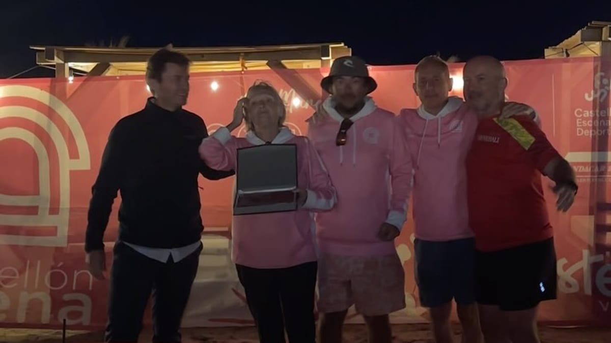 Entrega de trofeos del Campeonato de España de Tenis Playa por Equipos en Castellón, con equipos y autoridades en la ceremonia de premiación