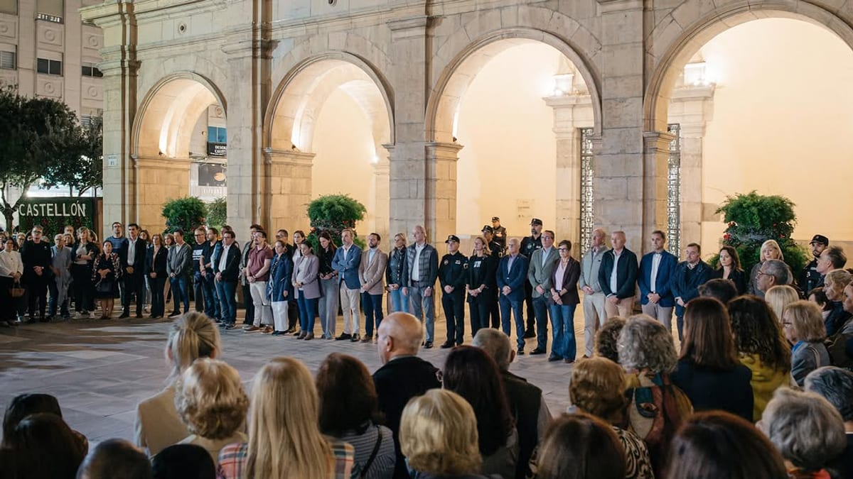 Acto de homenaje en la Plaza Mayor de Castellón con representantes municipales y vecinos guardando silencio en memoria de las víctimas del accidente ferroviario de Urda