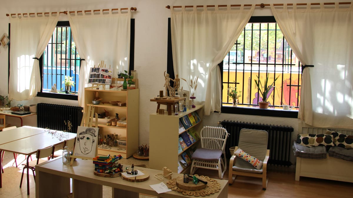 Interior del CEIP Enriqueta Agut con nueva fustería exterior en Castellón