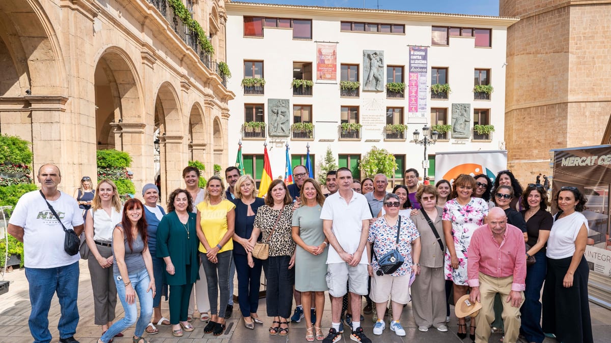 Actividad del Día Mundial de la Salud Mental en Castellón con carteles informativos sobre integración e inclusión social