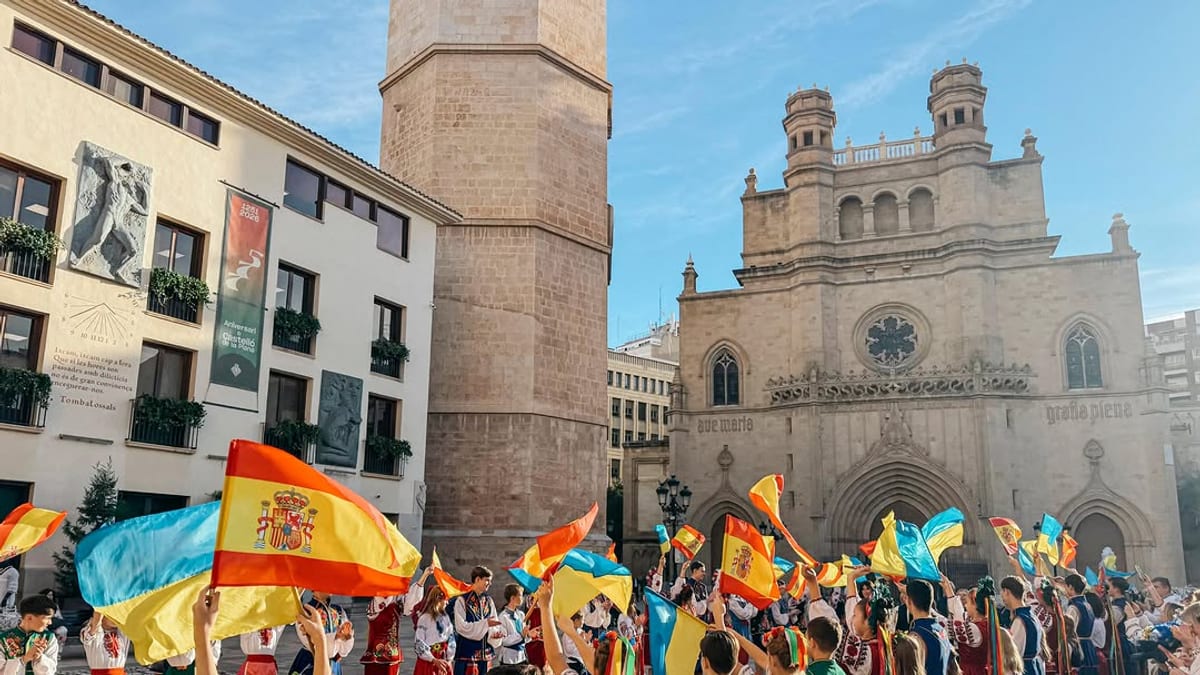 Recepción institucional a la cónsul general de Ucrania en Castellón durante Ucraïna Fest con participantes en trajes tradicionales y banderas