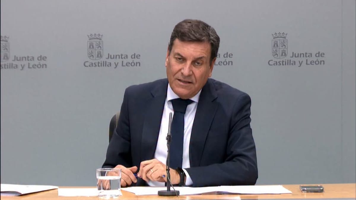 Portavoz de la Junta de Castilla y León haciendo declaraciones sobre apoyo a Castilla-La Mancha tras accidente ferroviario