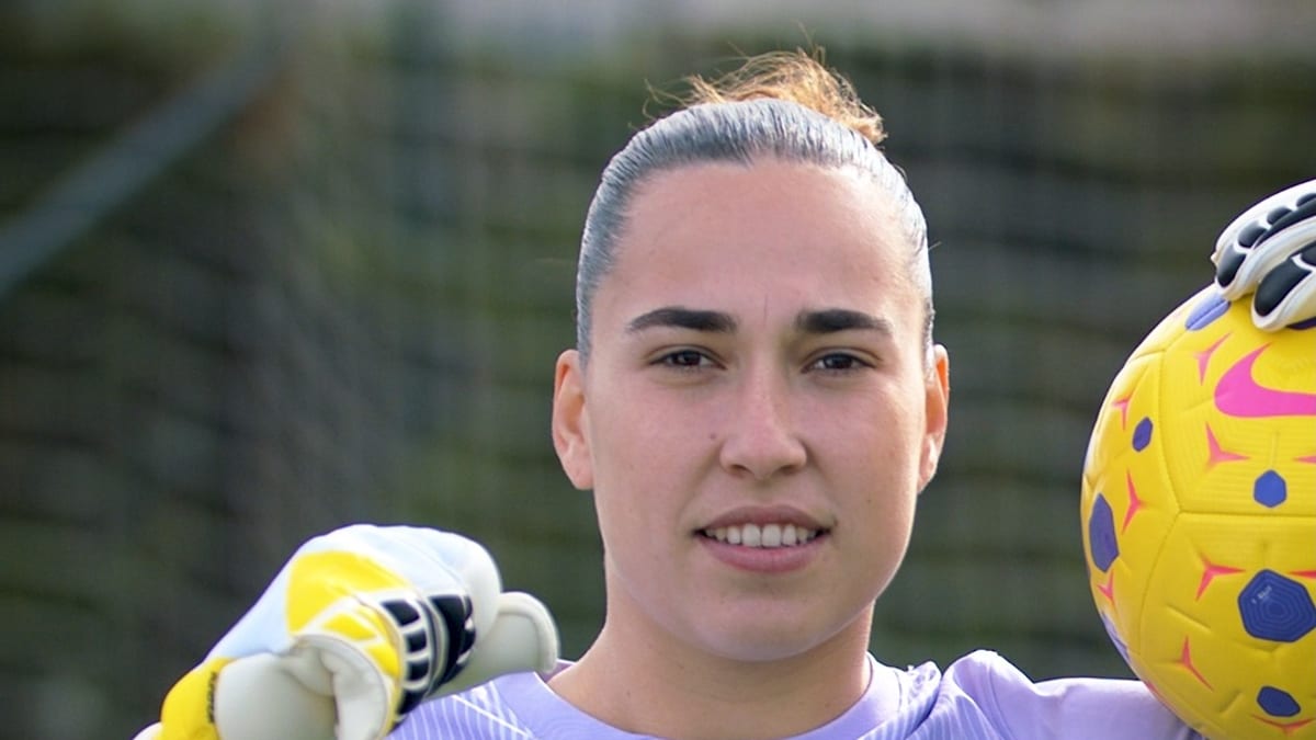 Cata Coll sostiene el Trofeo Yashin tras ganar como mejor portera del mundo en la gala del Balón de Oro 2026