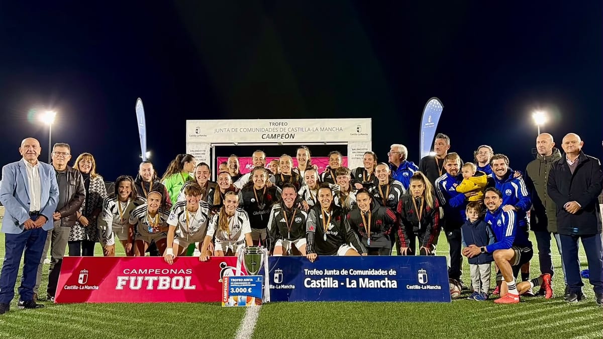 Equipo C.D. Alba Fundación Femenino celebrando el título del XXIII Trofeo JCCM en la Ciudad Deportiva Andrés Iniesta de Albacete