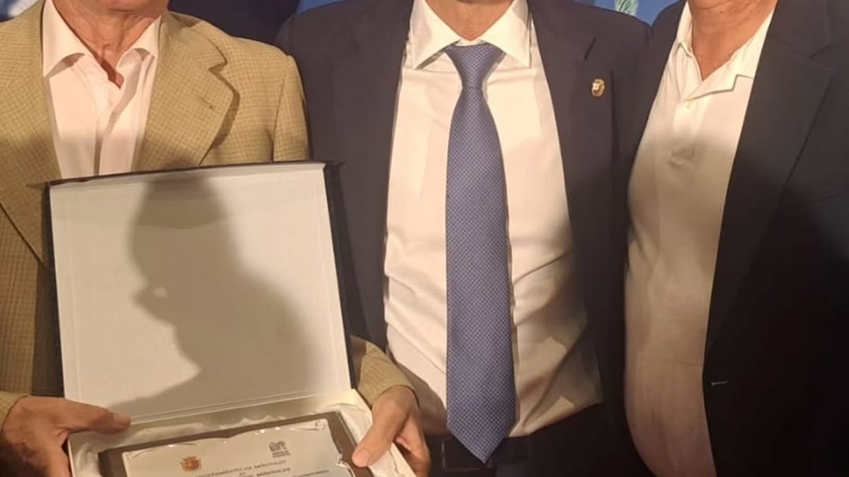Placa de reconocimiento del Ayuntamiento de Móstoles al Club Deportivo Móstoles por su trayectoria deportiva